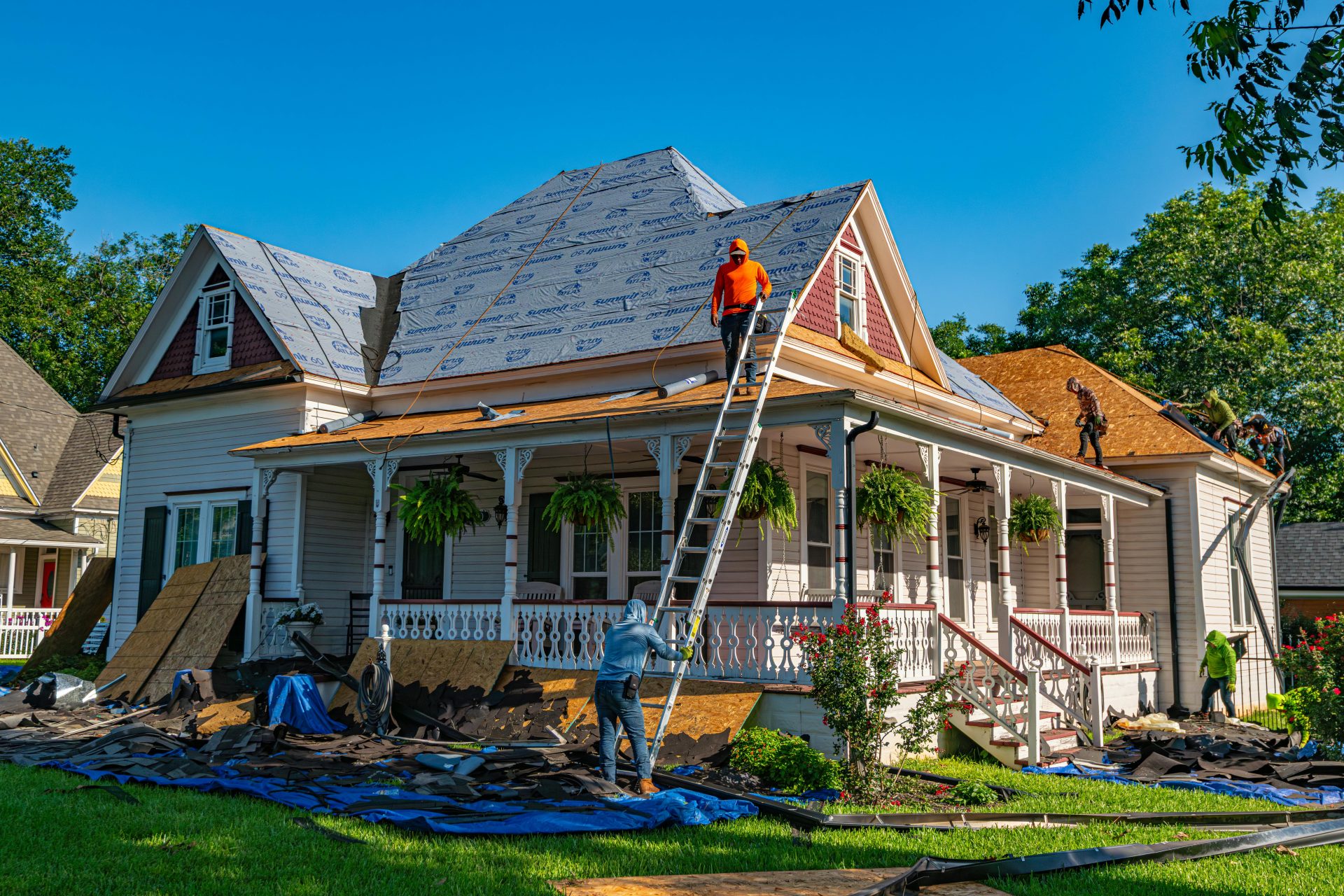 Dachdecker erneuern das Dach eines historischen Hauses in Weatherford, Texas.