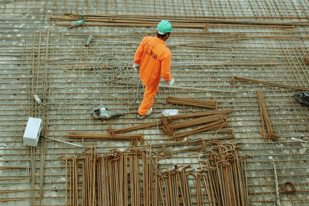 hombre caminando en una obra en construcción